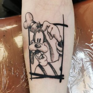 Tatuering föreställande långben.