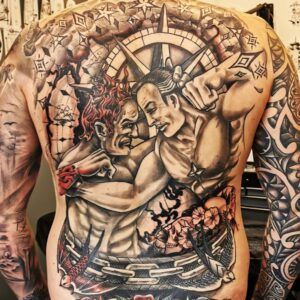 Ryggtatuering föreställande kampen mellan det goda och det onda.