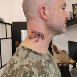 Horus öga tatuerad på hals.