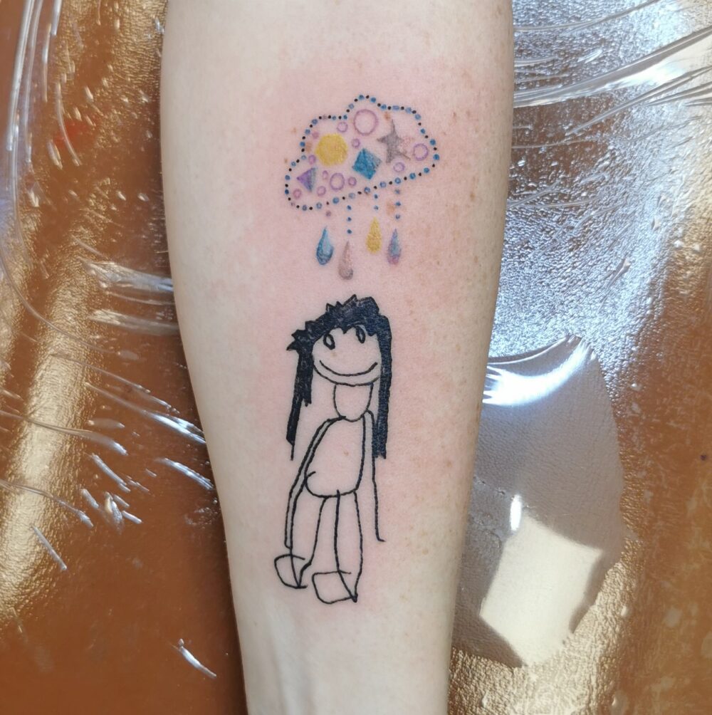 Barntekning tatuerad på underarm.